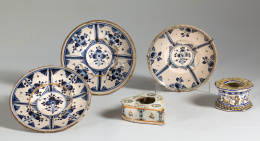 1014.  Pareja de platos en azul y blanco serie de la cerecita,Cataluña S. XVIII.