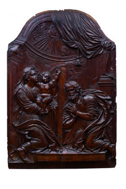 566.  “Sagrada Familia”Respaldo de sillería de coro con bajorrelieve en madera de nogal tallada en su color.Escuela castellana, S. XVII-XVIII.