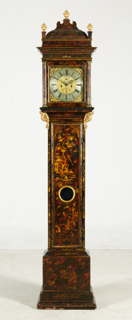 1142.  Francis Gregg*Reloj de caja alta o “Grand father” en madera lacada de verde con decoración de chinerías. inscripción en la esfera: “Fran Gregg Rufsell, Street Covent-Garden”Trabajo inglés, primera mitad del S. XVIII.