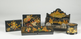 1014.  Caja circular para té lacada y dorada, con personajesTrabajo chino para la exportación, S. XIX