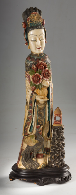 394.  Dama con floresMarfil tallado y policromadoChina Dinastía, Qing, S. XIX