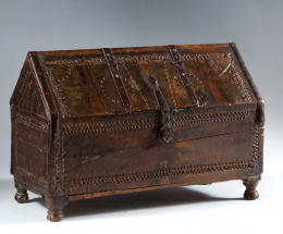 366.  Arqueta-limosnera de madera de nogal con tapa a dos aguas, decoración grabada, con flores y en “zig-zag”; con hierros aplicados.Trabajo del norte de España, S. XVIII.