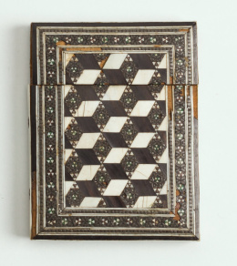 1007.  Tarjetero con taracea marfil y metal, decorado con motivos geométricos. Trabajo angloindio ff.S.XIX-pp.S.XX.