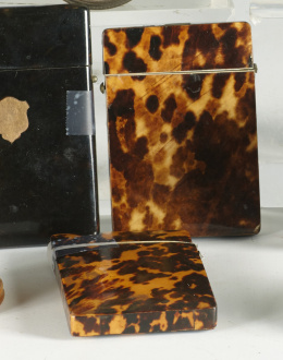 947.  Tres tarjeteros, dos de carey y uno de pasta simulando carey.Trabajo inglés, S. XIX.