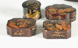 1017.  Lote de cuatro cajas de madera lacada, dorada y policromada, una con una perdiz en la tapa y otra con un dragón.Trabajo japonés, S. XIX