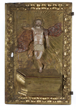 355.  Puerta de Sagrario, representando a Cristo resucitado, en madera de pino tallada, dorada y policromada.Trabajo español, S. XVII.