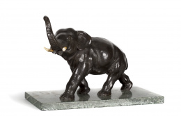 943.  “Elefante” Figura en bronce patinado en marrón con colmillos en marfil ( uno de ellos roto).Atribuido a Miyabe Atsuyoshi, Japón periodo Meiji (1868-1912)