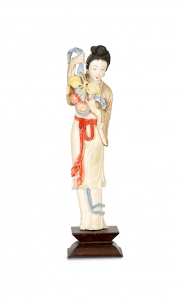 1151.  “Dama con rama de melocotones” escultura en marfil tallado y policromado sobre base de madera.China, pp. S. XX