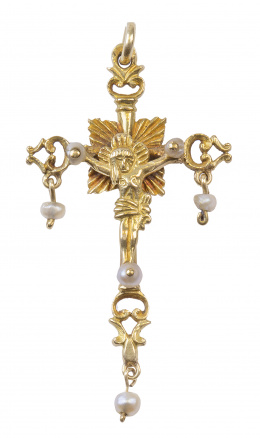 2.  Crucifijo colgante S. XVIII-XIX  con brazos rematados con formas caladas y perlas de aljófar colgantes