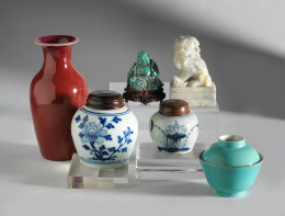 396.  Buda en turquesa y león de foo en piedra jabón.  Trabajo chino, S. XIX-XX.