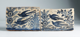 1072.  Pareja de azulejos esmaltados en azul de cobalto de influencia oriental, siguiendo modelos de la serie de “las golondrinas y los helechos”..