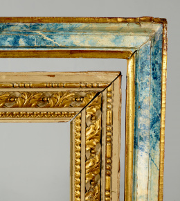 364.  Marco neoclásico en madera tallada, lacada de gris y dorada.Probablemente Nápoles, ffs. S. XVIII..