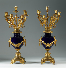 1374.  Pareja de candelabros Napoleón III de porcelana esmaltada de azul real y bronce dorado.Trabajo francés, último cuarto del S. XIX.