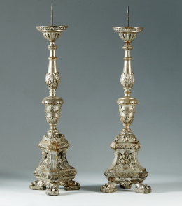 334.  Pareja de hacheros neoclásicos en madera tallada, estucada y coloreada.Trabajo italiano, h. 1800..