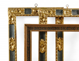 501.  Marco en madera de pino con perfil Cassetta lacado en negro con molduras y decoración doradas.Trabajo español, S. XX.