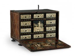 598.  Raro escritorio alemán en marquetería.Probablemente Núremberg, pp. del S. XVII.