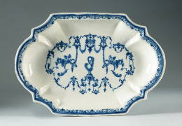 1179.  Fuente azul y blanco con grutescos, Alcora..