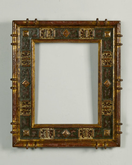 390.  Marco en madera tallada, policromada y dorada.En el estilo renacentista español, S XIX.