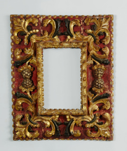 907.  Marco de madera tallada, policromada y dorada, con roleos y pámpanos.Trabajo español, S. XVII.