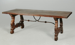 1112.  Mesa española en nogal tallado.En parte S. XVII.