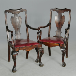 1061.  Pareja de sillas de brazos Carlos III en caoba tallada.En el estilo Chippendale, Andalucía, h. 1760..