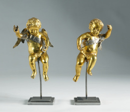 915.  Pareja de ángeles en bronce dorado.Trabajo italiano, problablemente romanos, S. XVII..