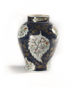 435.  Tibor en porcelana esmaltada de estilo oriental, con decoración en azul tipo “powder blue” y reservas con forma de hoja, que incluyen ramilletes de flores.Trabajo inglés, quizás Mason, mediados del S. XIX..