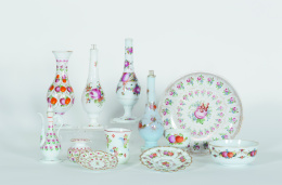 442.  Plato en opalina esmaltada.Beykoz, Turquía Otomana, S. XIX..