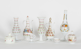 562.  Caja con su tapa en opalina esmaltada.Beykoz, Turquía Otomana, S. XIX..