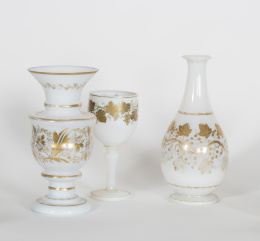 1282.  Juego de tres opalinas francesas parcialmente doradas, S. XIX..