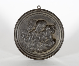 1227.  Medallón de bronce con la Familia Real de Carlos IV de perfil.Trabajo español o francés, h. 1805..