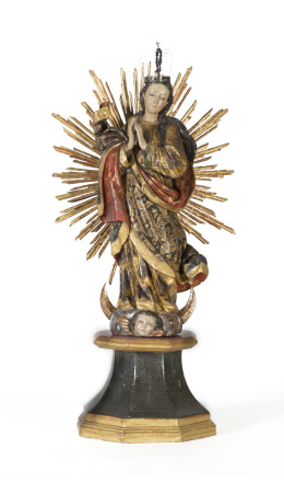 1115.  “Inmaculada”Escultura en madera tallada, policromada, estofada y parcialmente dorada. Ojos de cristal y corona de plata dorada.Escuela de Guatemala, S. XVIII.