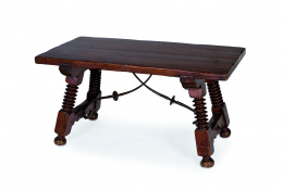 741.  Mesa baja en madera de nogal.Castilla o Andalucía, primera mitad del S. XVII.