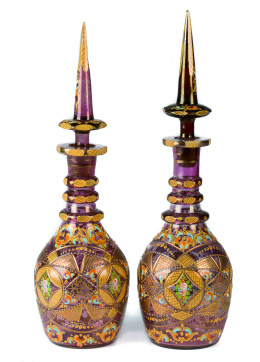 1161.  Pareja de botellas esmaltadas y parcialmente doradas. Bohemia para el mercado Persa, S. XIX-XX.