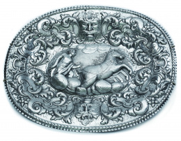 686.  Azafate barroco en plata española repujada y punzonada. Zaragoza, ley 11 dineros, hacia 1735-50, platero Estenos y repunzonado contemporáneamente en Jaca.