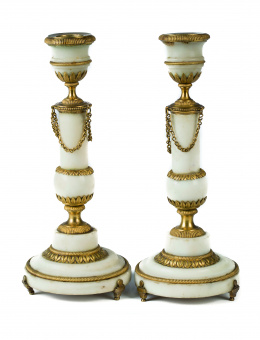 942.  Pareja de candeleros en mármol y bronce dorado al mercurio.Trabajo francés, época Luis XVI, año 1795.