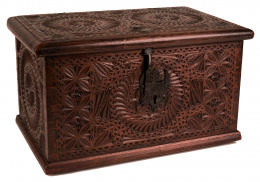 933.  Arqueta en madera de nogal con decoración tallada geométrica.Norte de España, S. XVII.