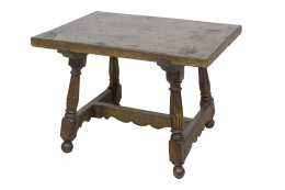 536.  Pequeña mesa de estrado en madera de nogal las patas acanaladas unidas por chambrana en “H”.Trabajo castellano, pp. S. XVII.