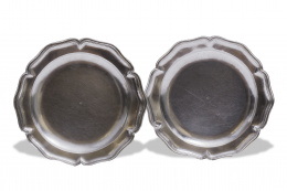 934.  Pareja de fuentes ingleteadas Carlos III en plata española punzonada. Federico de la Riba (artífice activo en Madrid), ensayador López, año 1762, con marca de propiedad.