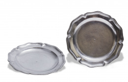 369.  Pareja de platos ingleteados Carlos III en plata española punzonada.Federico de la Riba (artífice activo en Madrid), ensayador López, año 1762, con marca de propiedad..