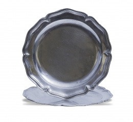 368.  Pareja de platos ingleteados Carlos III en plata española punzonada.Federico de la Riba (artífice activo en Madrid) , ensayador López, año 1762, con marca de propiedad..