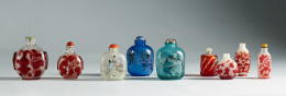 430.  Tres “snuff botlles”  de decoración pintada bajo cristal.China, h. 1900