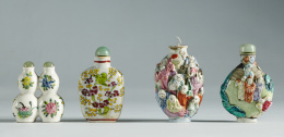 434.  Pareja de “snuff bottles” de porcelana esmaltada “familia rosa” con personajes en relieve.Dinastia Qing, S. XIX