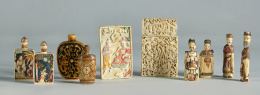 1085.  Cuatro tabaqueras de marfil tallado,dos policromadas.China, S. XIX. 