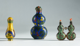 432.  Tres “snuff bottles” en esmalte cloissoné, uno de doble  calabaza en esmalte verde.Trabajo chino, S. XIX