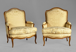 943.  Pareja de butacas Luis XV en madera de haya teñida, moldada y tallada.Trabajo francés mediados S. XVIII.