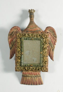 935.  Espejo de madera tallada, policromada y dorada con forma de águila coronada.Trabajo colonial, S. XVII.