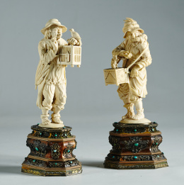 1051.  Pareja de buhoneros de marfil sobre base octogonal en carey, madera, latón y turquesas. siguiendo el estilo  William KrügerTrabajo alemán S. XIX.