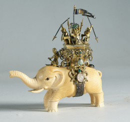 1052.  Caja con forma de elefante de marfil  tallado con montura en plata dorada y piedras semipreciosas. Representando una escena de las guerras púnicas.  Sheffield Inglaterra, S. XIX-XX..