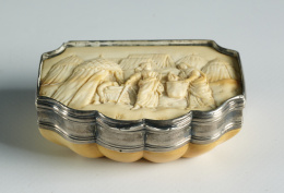 975.  Caja en marfil tallado decorado en relieve con la escena de  “Judith con la cabeza de Holofernes” y montura de plata. Trabajo francés S. XIX.